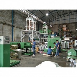 Installation of a plastic blowing machine